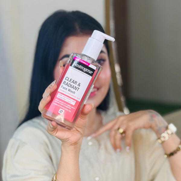 Neutrogena Clear & Radiant Face Wash 200ML